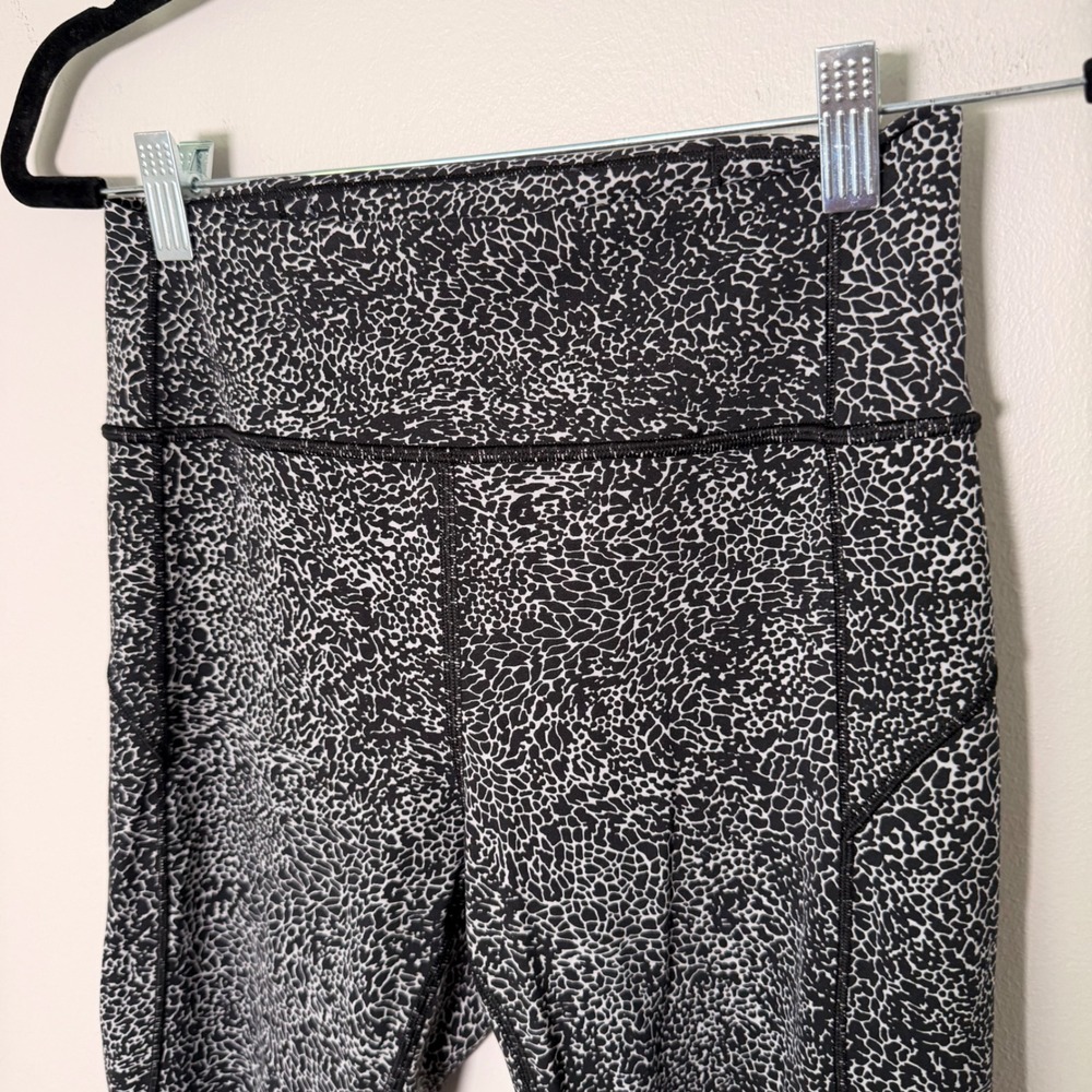 Lululemon In Movement Tight 25" Everluxe Leggings (8) Activewear Animal Print - Picture 6 of 14